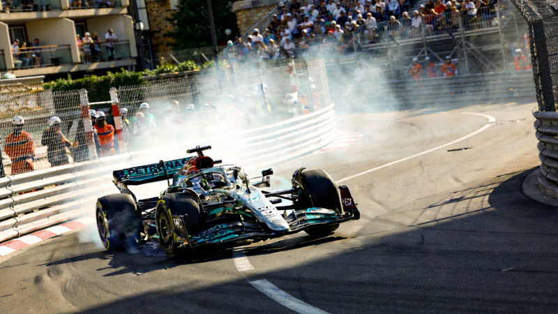 F1摩纳哥大奖赛赛车在街道弯道高速行驶的瞬间