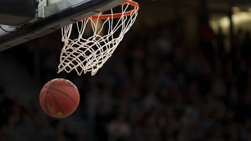 NBA总决赛凯尔特人与勇士队球员篮下对抗特写